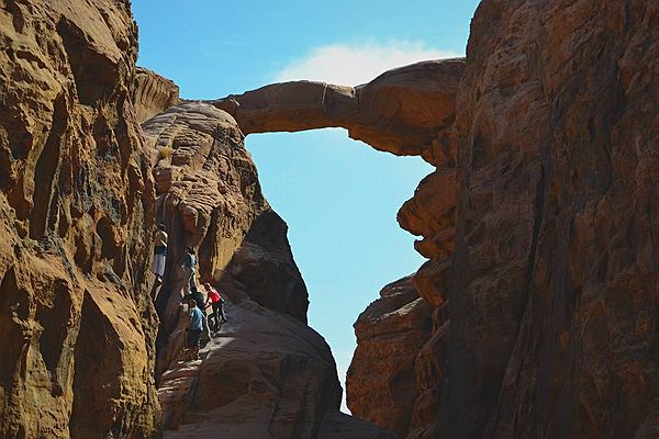 A challenging part right before reaching the highest rock bridge of Wadi Rum
